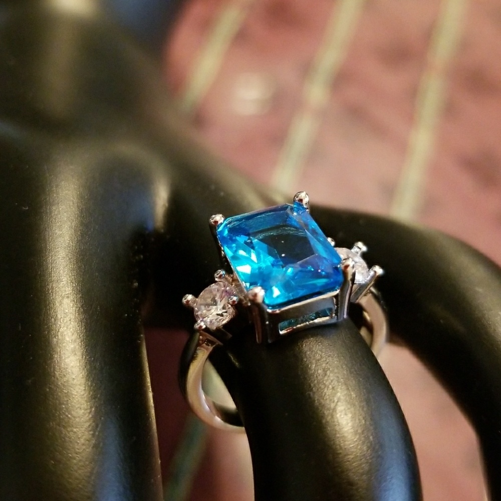 Sterling Silver Blue Topaz Princess Cut Ring - Picture 5 of 8